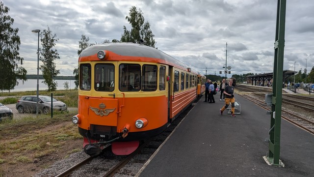 Schmalspurbahn-Dieseltriebwagen im Bahnhof Hultsfred 🇸🇪.
