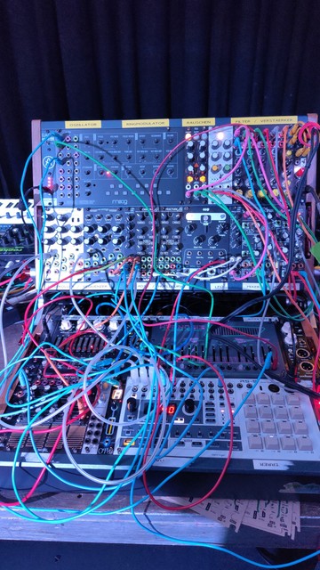 Modular Synthesizer mit Kabeln